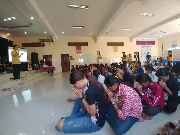 한국, 캄보디아 청소년들의 기도