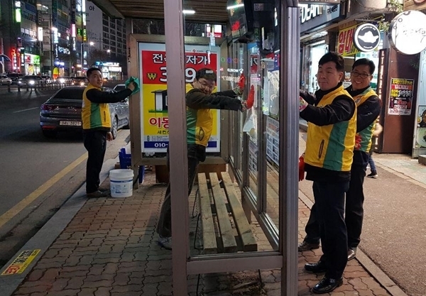19일 저녁 신천지자원봉사단 광주지부 아버지 봉사자들이 정초부터 문흥동 셋터코아  앞 승강장 청소를 하고있다.