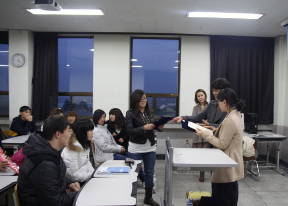 호산대 국제교류센터 주관으로 한국어와 한국문화 강좌를 이수하고 수료증을 받고 있는 이주민들. (사진 = 호산대학교)