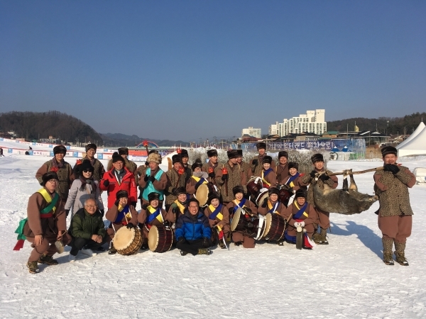 황병산사냥민속보존회 회원들이 올림픽 기간 눈밭에서 공연을 하고 있다.