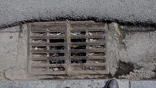 담배꽁초와 쓰레기로 막힌 오수관 맨홀