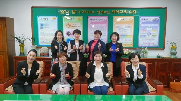 교육을 담당한 강사들과 공경옥 교장(앞줄 왼쪽 세번째), 김선주 교감(앞줄 왼쪽 두번째)