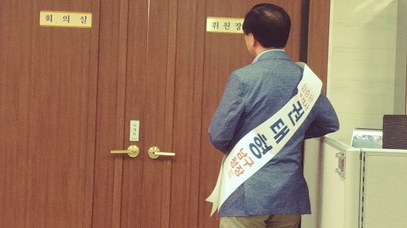 권태형 남구청장 예비후보가 지난 11일 자유한국당 대구시당에서 공천의 부당함을 제기하기 위해 회의실 앞에서 기다리고 있다.