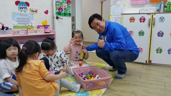 구충곤 화순군수 후보가 18일 어린이집을 방문해 어린이들을 격려하는 모습