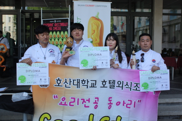 왼쪽부터 정우석 지도교수, 박창완 학생, 김민영 학생이 기념촬영을 하고 있다. (사진 = 호산대)