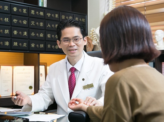 박지영 부천으뜸한의원 원장이 환자를 진료하고 있다.