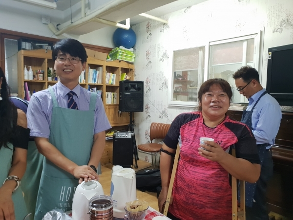 커피는 음악이다 라며 행복해 하시는 김선숙원장님.