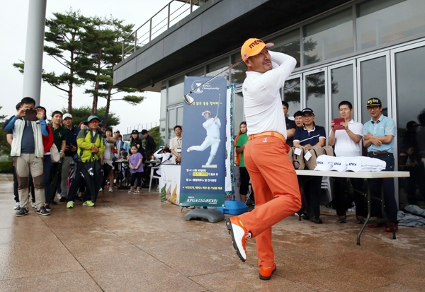 '최호성'선수의 낚시 스윙이 전 세계적으로 인기를 모았다.