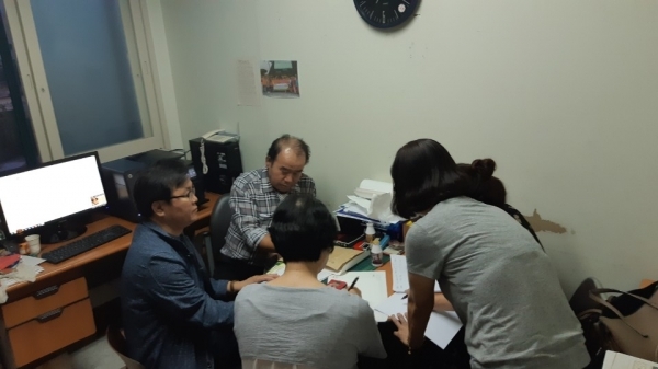 '대전 반딧불 야학교'에서 늦은시간까지 토론을 하고 계시는 평생교육사 선생님들