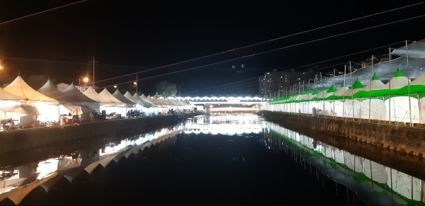 음성 무극시장 응천교 하천을 중심으로 길게 뻗어있는 행사장 부스