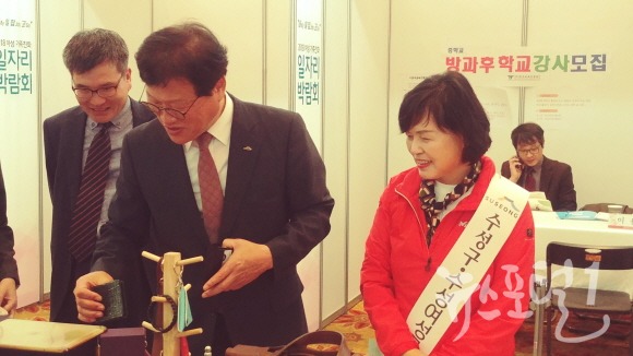 김대권 수성구청장(가운데)과 최경분 수성여성클럽관장(오른쪽)이 박람회 참가 업체 제품을 보고 있다.