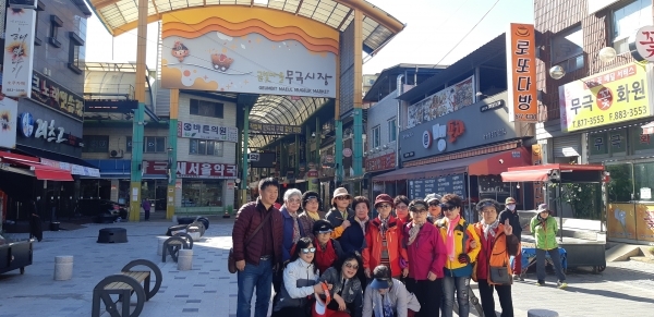 음성무극전통시장 이미지 월을 등뒤로한  대전 반딧불 야학교  문해반 학생들