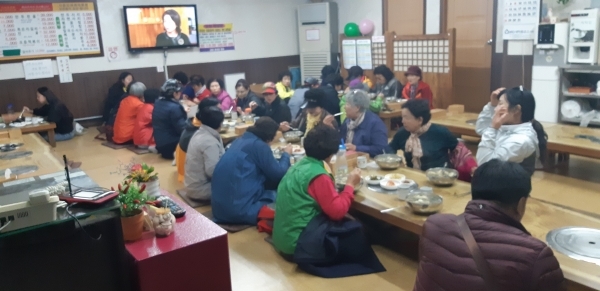 음성 무극전통시장 안에 위치한 "또와유 식당'에서의 대전 반딧불 야학교 런치 타임