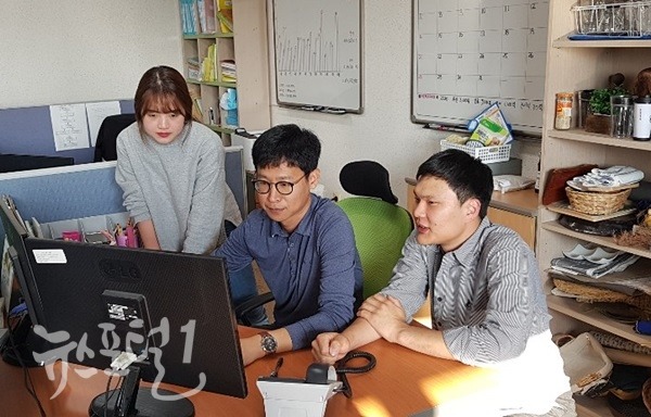 담양농협 "하나로마트 유통팀원"들이 거래처 주문량과 배송상황을 확인하고 있다