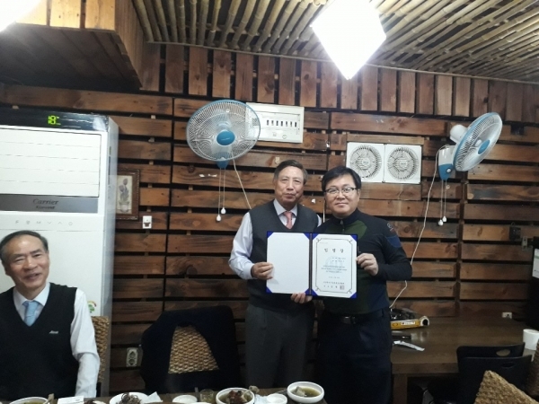 (사)한국기업회생경영협회 김병준회장(좌측),김승수(우측)지부장에게 임명장 전달