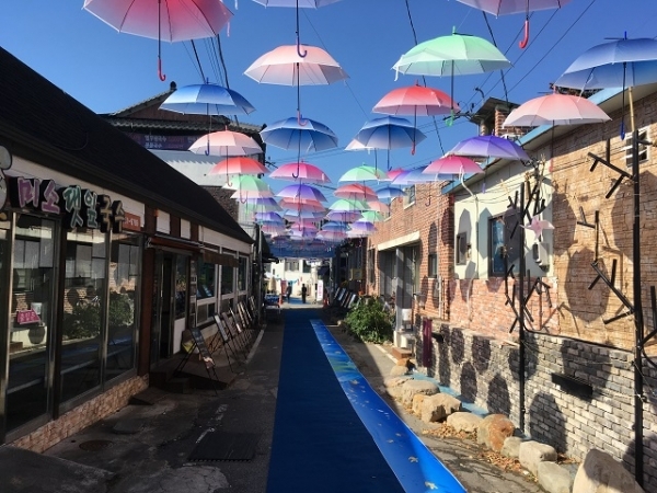▲무지개색 우산 퍼포먼스