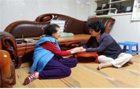 일하는100세 아름다운시니어 노노케어사업에 참여한 어르신이 돌봄활동을 하고 있다.