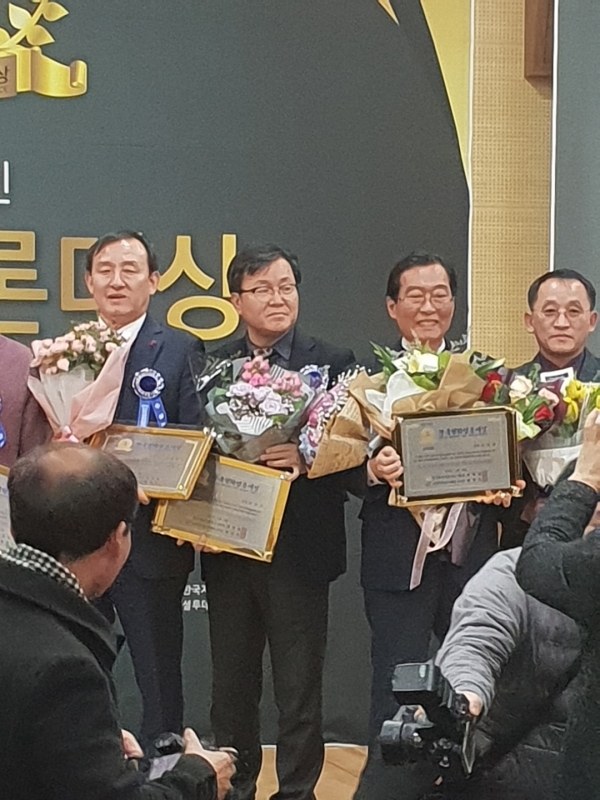제 6회 "교육대상"을 수상한 김승수 교수(중부권연합지회 운영위원장)