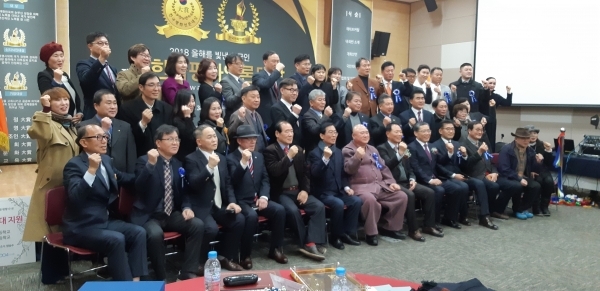 김종봉 O2O(온라인,오프라인)여행사 대표 한국평화언론대상 수상자들과 함께