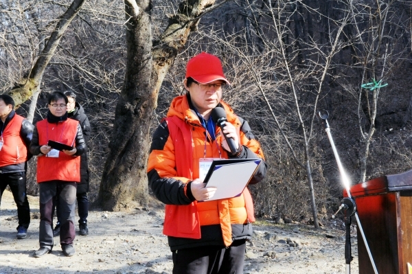 30대 우송고(대전상고) 시산제에서 산악회관련 경과보고를 하는 박영창 사무국장