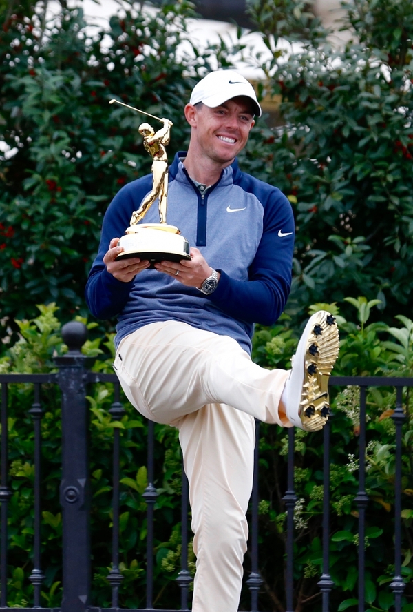 플레이어스 우승을 차지한 '로리 맥길로이' 골프화에 금장을 뽑낸다.