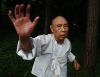 수박,계승자 고 송창렬옹(1932~2017) 부산소재 용두산공원에서 한겨레신문 취재보도