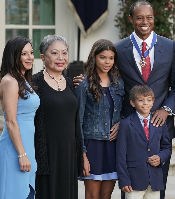 미국 대통령 자유메달 수여식 우즈의 가족들. (왼) 여자 친구 에리카 허먼, 어머니 쿨티다, 딸 샘, 아들 찰리, 우즈.