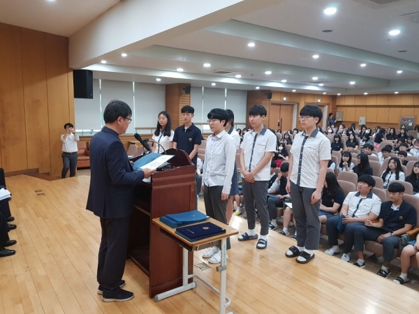 우송고등학교(대전상고)"청일회" 김승수 회장이 추천받은 모교재학생들에게 '청일회지급 장학증서'를 수여하고 있다.