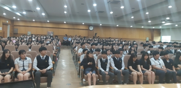 우송고등학교(대전상고)재학생들이  청일회와 청원장학재단이 지급하는 장학증서 수여식 장면을 보고있다.