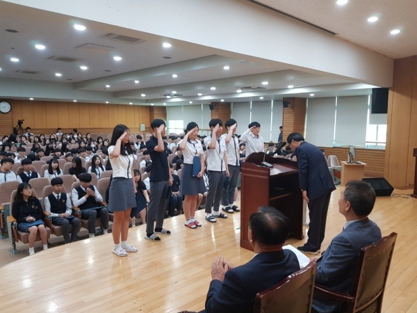 대전상고 '청일회' 김승수 회장이 '청일회명의 장학증서 전달'을 한후  장학증서를 수여받은 '청일장학회' 대상자 후배들의 인사에 답례를 하고있다.