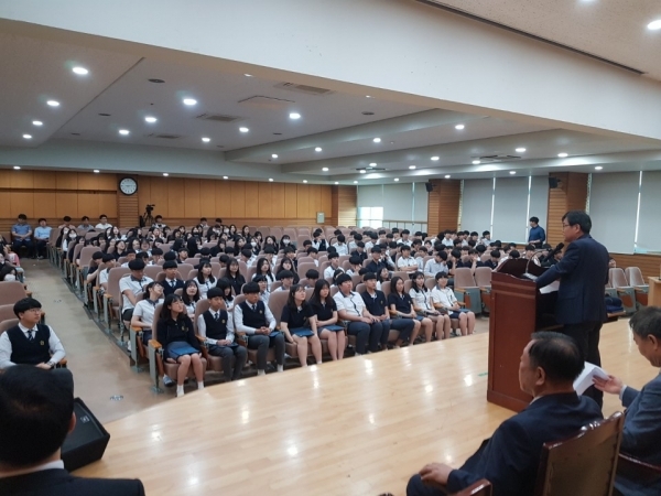 '대전상고 청일회' 김승수 회장이 모교 우송고등학교를 9대 집행부와 방문하여 장학증서 전달식을 한후 잠시 후배들에게 '격려사'를 하고있다.