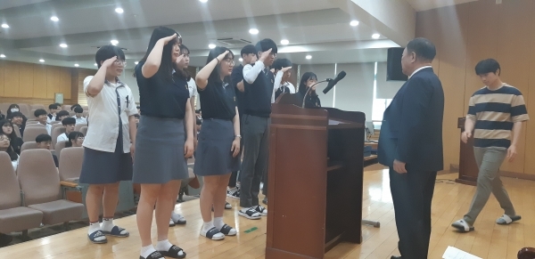우송고등학교(대전상고)'청원장학재단' 이성재 이사장께서 후배들에게 장학증서를 전달하고 있다.