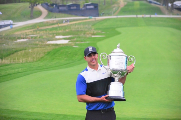 PGA 챔피언십 2연패 성공한 '브룩스 켑카' 우승트로피를 들어 올렸다.