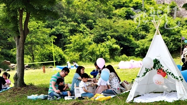 '소풍마켓'행사장을 찾은 가족의 텐트체험이 마냥 행복해 보인다