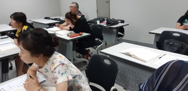 대전대학교 평생교육원 사회복지사 과정을 수강한 학생들이 오미숙교수의 열강에 경청을 하고 있다.