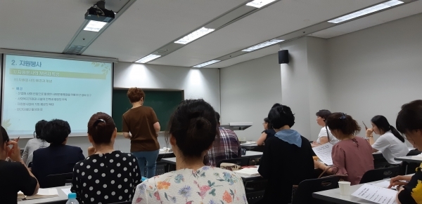 대전대학교 사회복지사 공부를 하고있는 수강생들을 대표하여 오미숙 교수의 프린트물을 학우들에게 전달해주고 자리에 앉으려는 최우선 학우