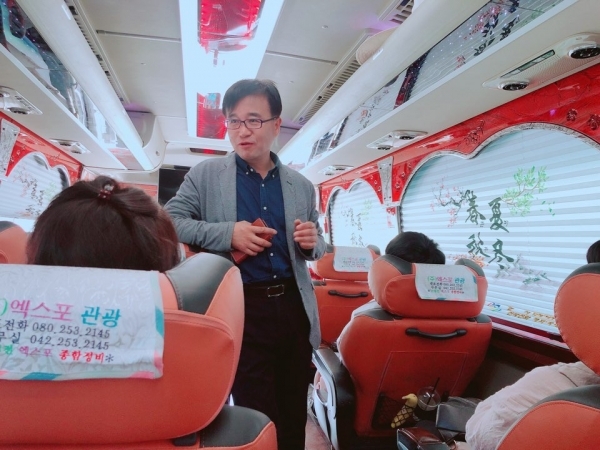 외식카페 창업자과정을 총괄하고 있는 김시중 평생교육원장 '사업장 현장교육'과 관련하여 이동중인 버스에서 예비창업자들에게 전반적인 내용을 설명하고 있다.