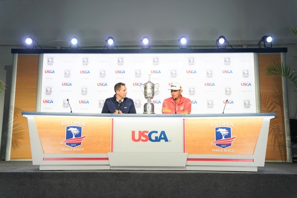 PGA 투어 첫 메이저 우승을 차지한 '개리 우드랜드' 미디어센터에서 기자회견을 하는 모습.