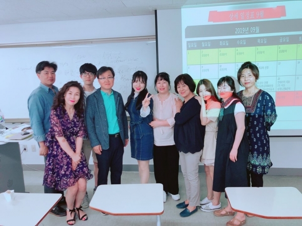 우송대학교 평생교육원 외식카페 창업자 과정의 수강생들과 함께 포즈를 하고 있는 김승수 멘토링(사업계획서등)지도교수