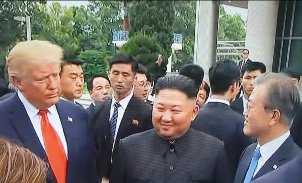 왼쪽 美 트럼프대통령 가운데 北 김정은위원장 南 문재인대통령               남북미 판문점 정상 회동 장면
