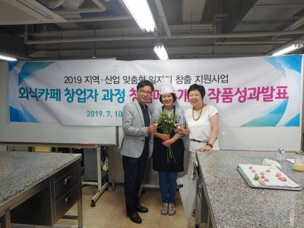 대전대학교 남문에 '味콩 cafe(카페)'를 준비중인 신은숙대표 김시중 평생교육원장교수,김복화 교수