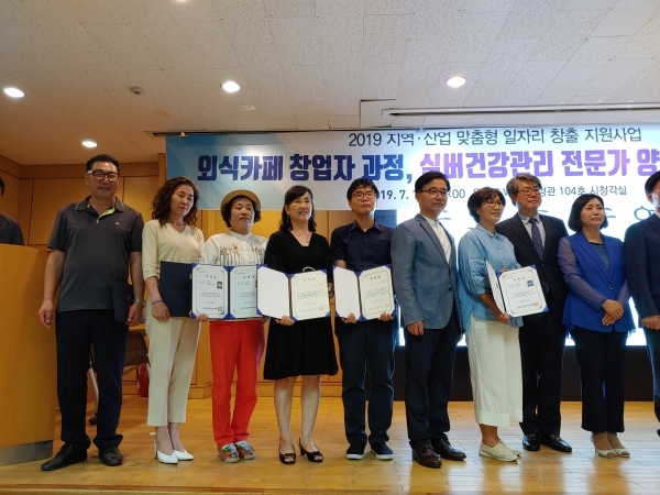 대전 동구청 의회 이나영 의장이 수료식 수상자들과 함께 포즈를 취하고 있다.맨 오른쪽 두번째 파란 상의를 깔끔하게 입고 포즈를 취하고 있다.