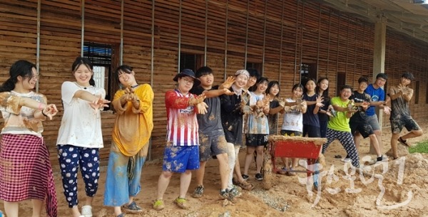 광주시 청소년, 캄보디아에서 국제교류활동 작업중 사진