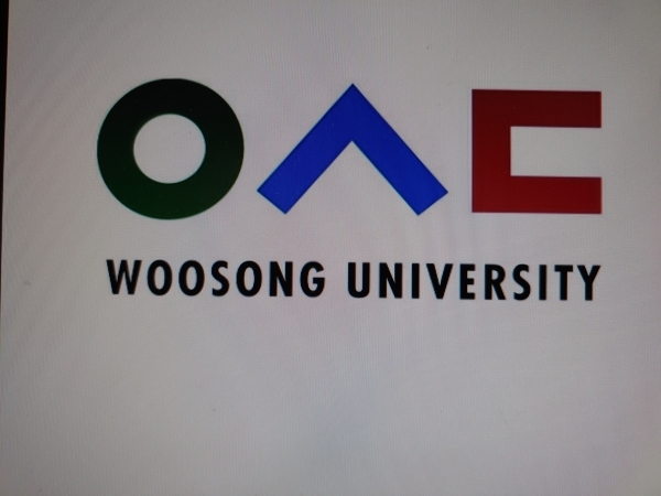 우송대학교는 대전광역시 동구 동대전로 171 에 위치하고 있으며, 중부권 명문사학이다. 우송대를 상징하는 Logo이다.