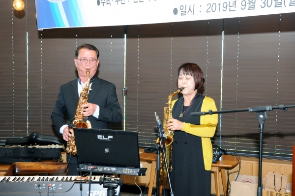 식전공연 중인 색소폰앙상블연주 김경호단장, 제니선생(위) 바리톤 고성진 교수(아래)