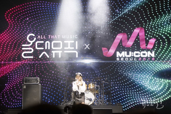 9월 30일 서울 강남구 코엑스 광장 야외무대에서 열린 뮤콘 2019 개막 쇼케이스에서 수란이 공연을 하고 있다.