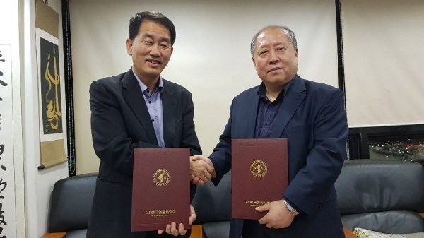 (왼쪽부터) 11월 1일 한국스타강사연합회(대표강사 이희선)와 월간자랑스런한국인(발행인 발행인)은 업무협약(MOU)을 체결했다.
