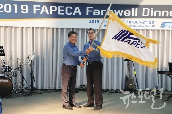 차기 파페카 개최국 류재선(한국전기공사협회장)과 와이 입 킨(홍콩 전기공사협회장)
