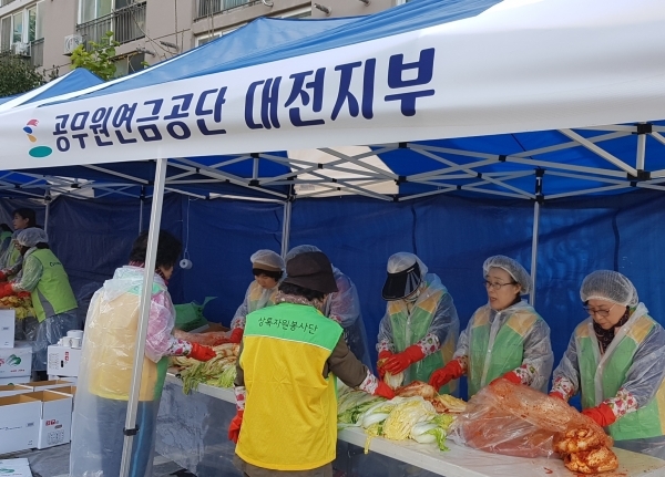 따뜻한 마음을 담아 김치를 버무리고 있는 대전지부상록봉사단원들.