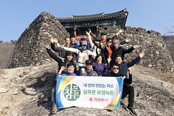 흐믓한 표정으로 산행을 즐기는 참푸른글로벌 드림피그 송석찬 대표, 박선미 대표와 함께한 직원들의 모습